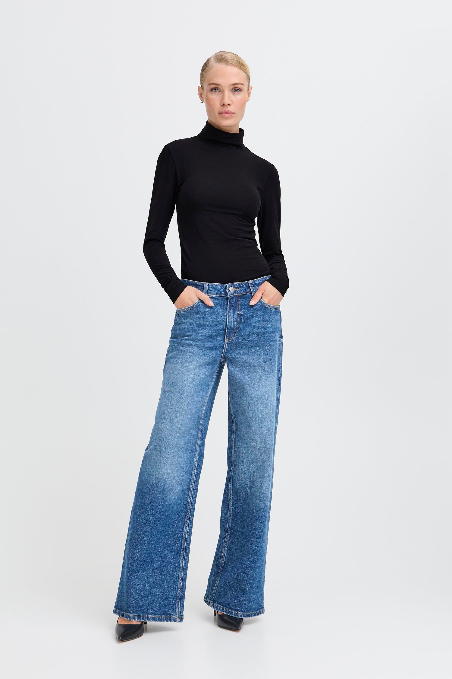 B. Young Pamila Rollneck T-Shirt