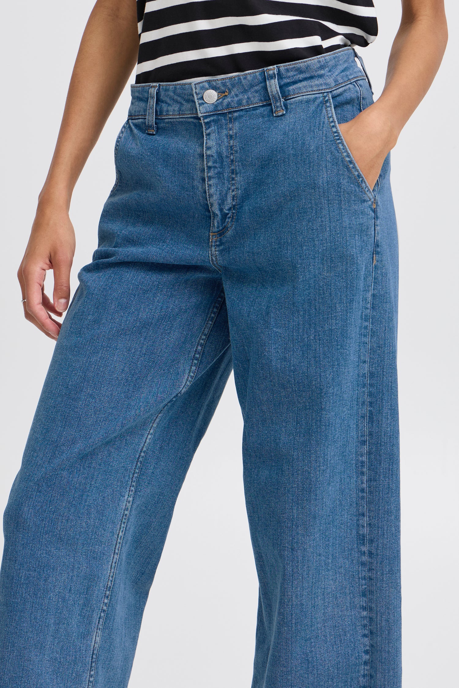 B. Young Komma Cropped Jeans