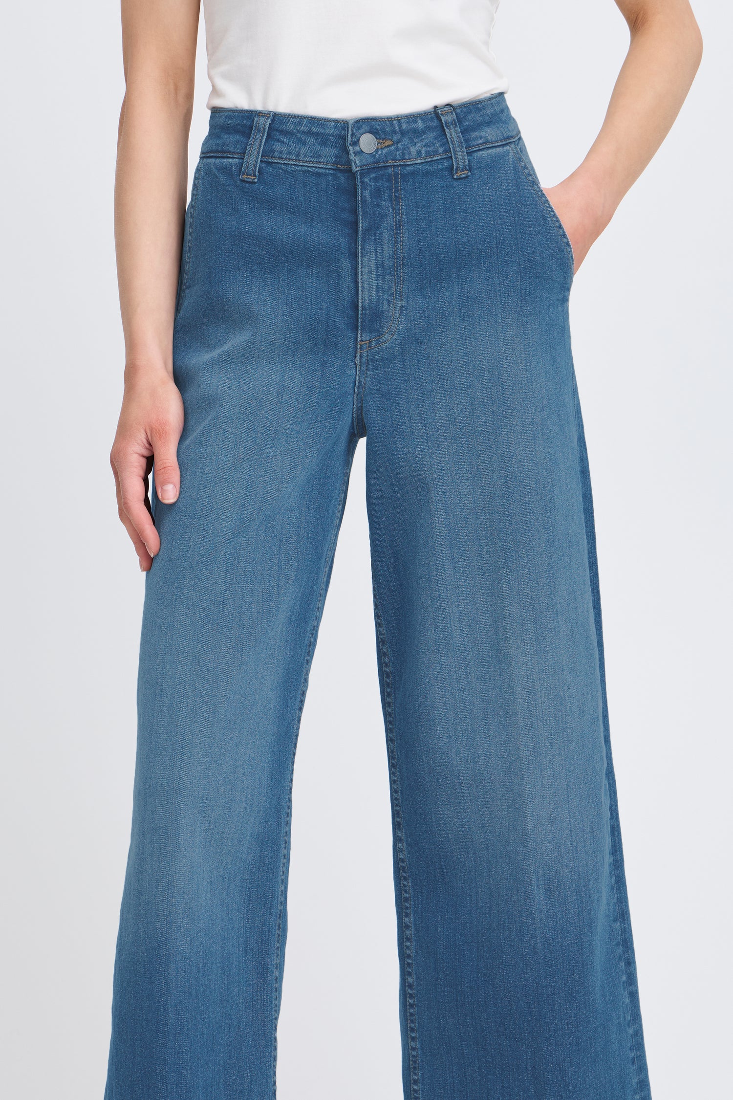 B. Young Komma Cropped Jeans