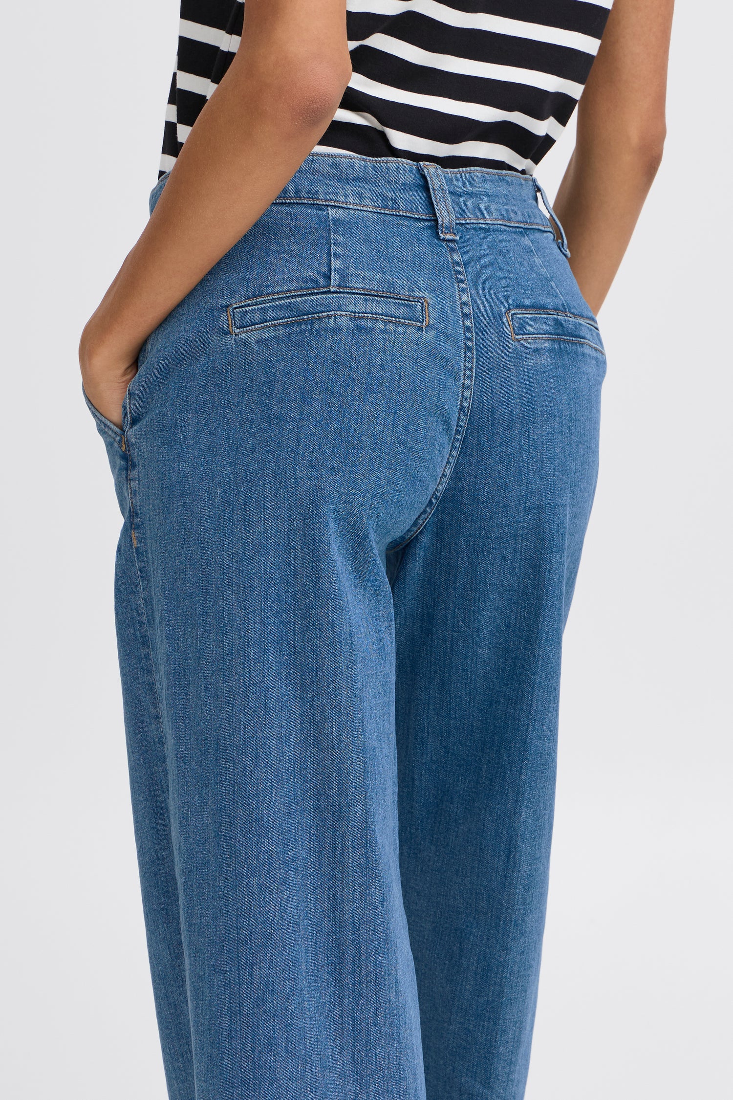 B. Young Komma Cropped Jeans