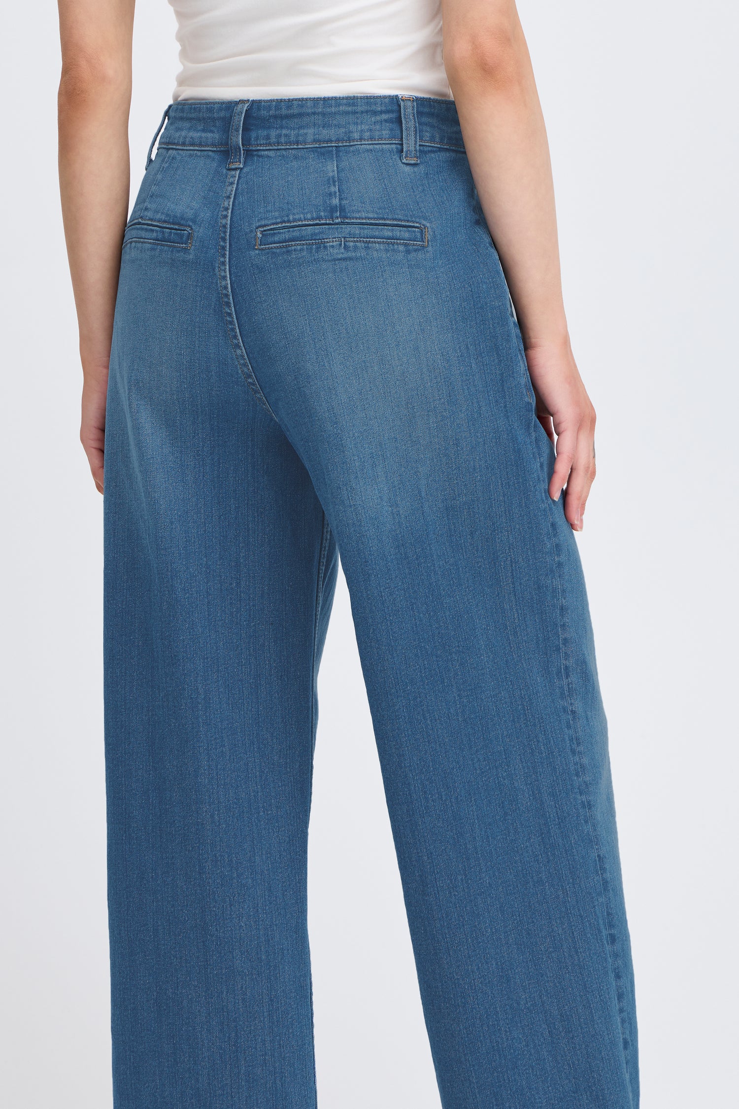 B. Young Komma Cropped Jeans