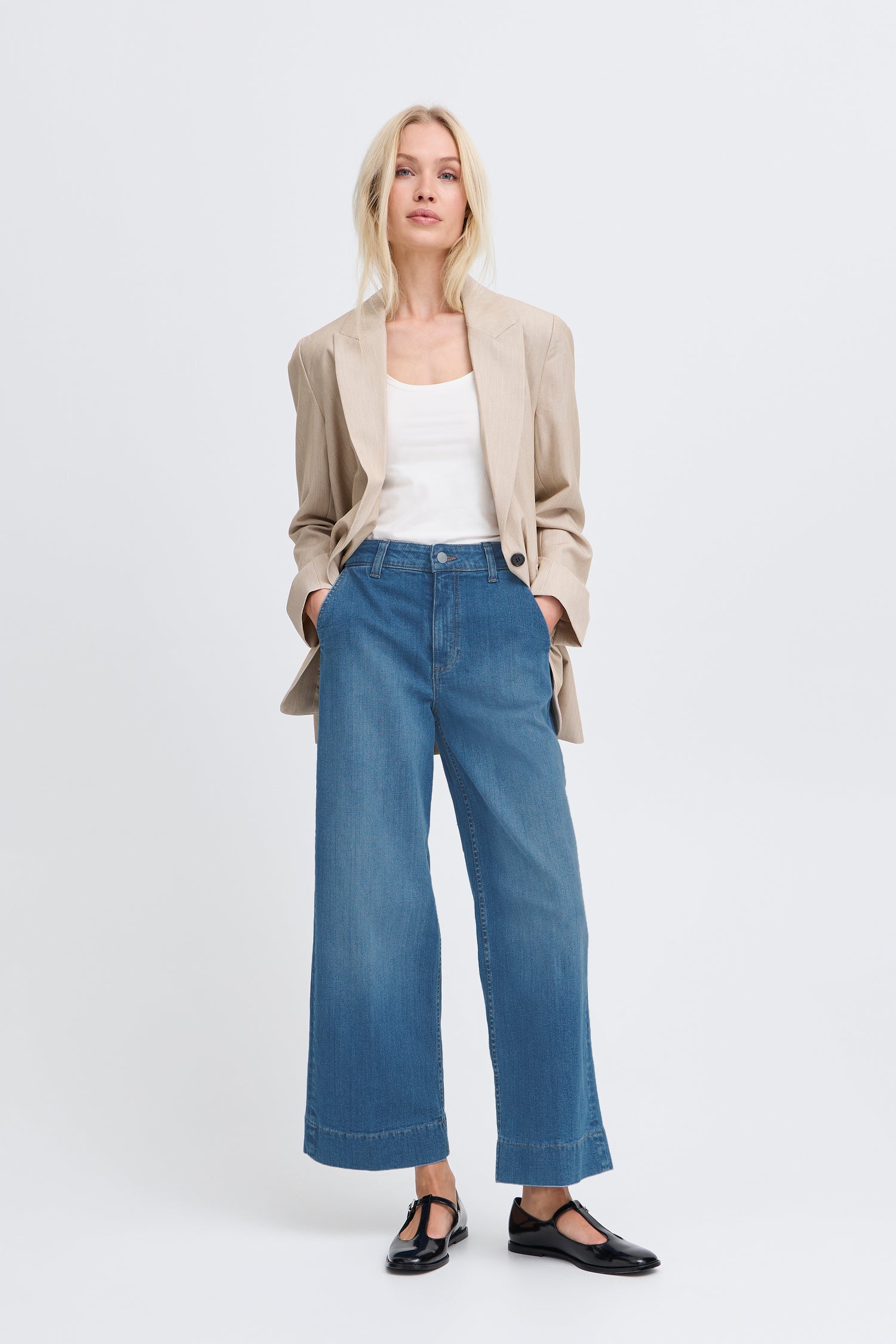 B. Young Komma Cropped Jeans