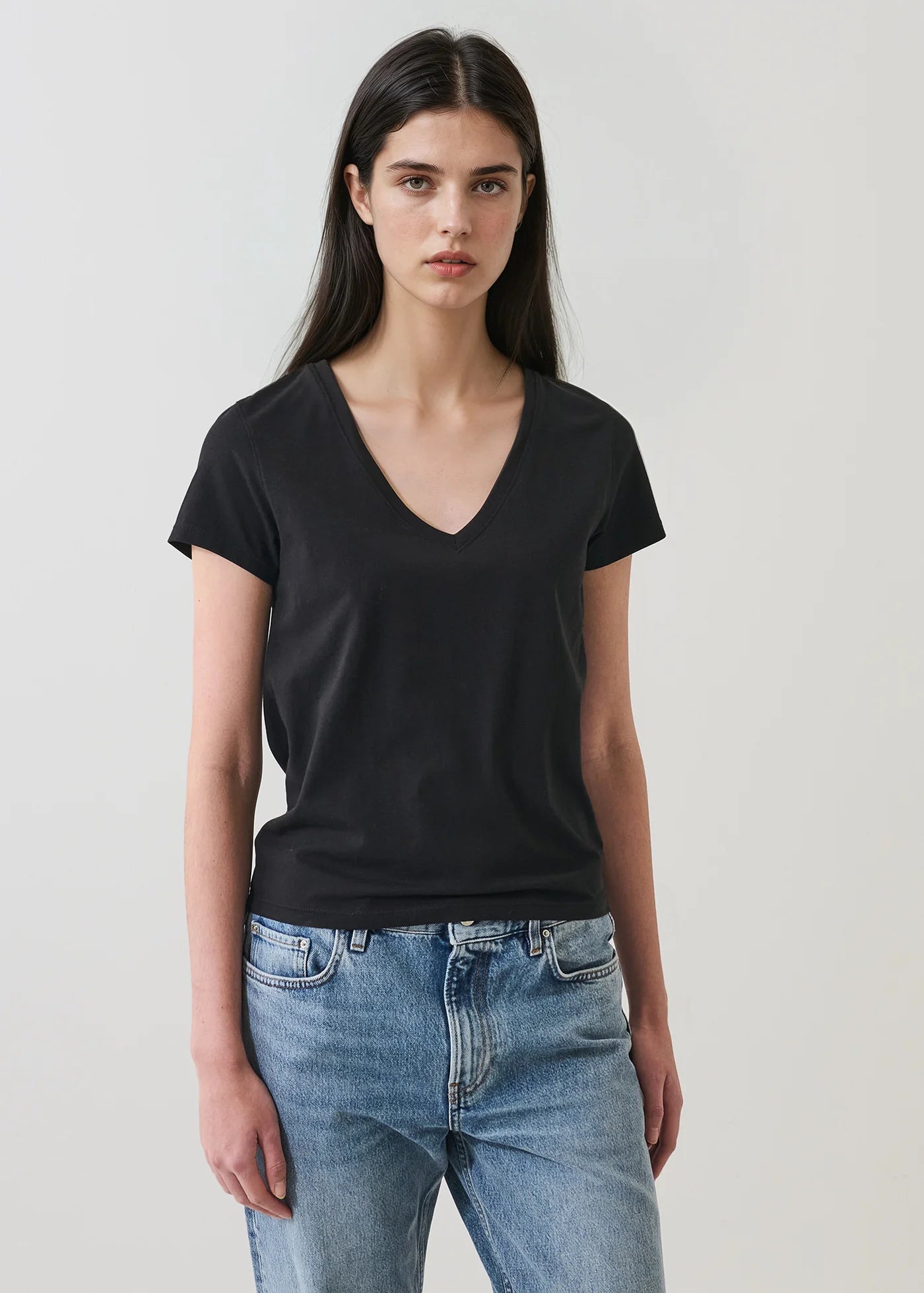 π¨π¦ Patrick Assaraf Iconic Pima Cotton Stretch Slim V-Neck T-Shirt
