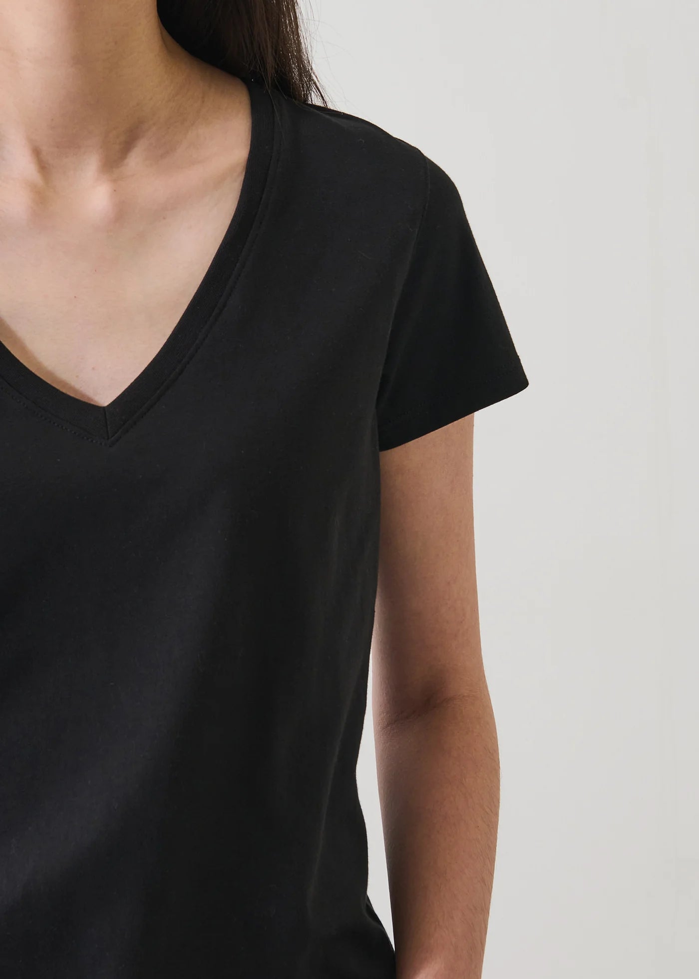 π¨π¦ Patrick Assaraf Iconic Pima Cotton Stretch Slim V-Neck T-Shirt