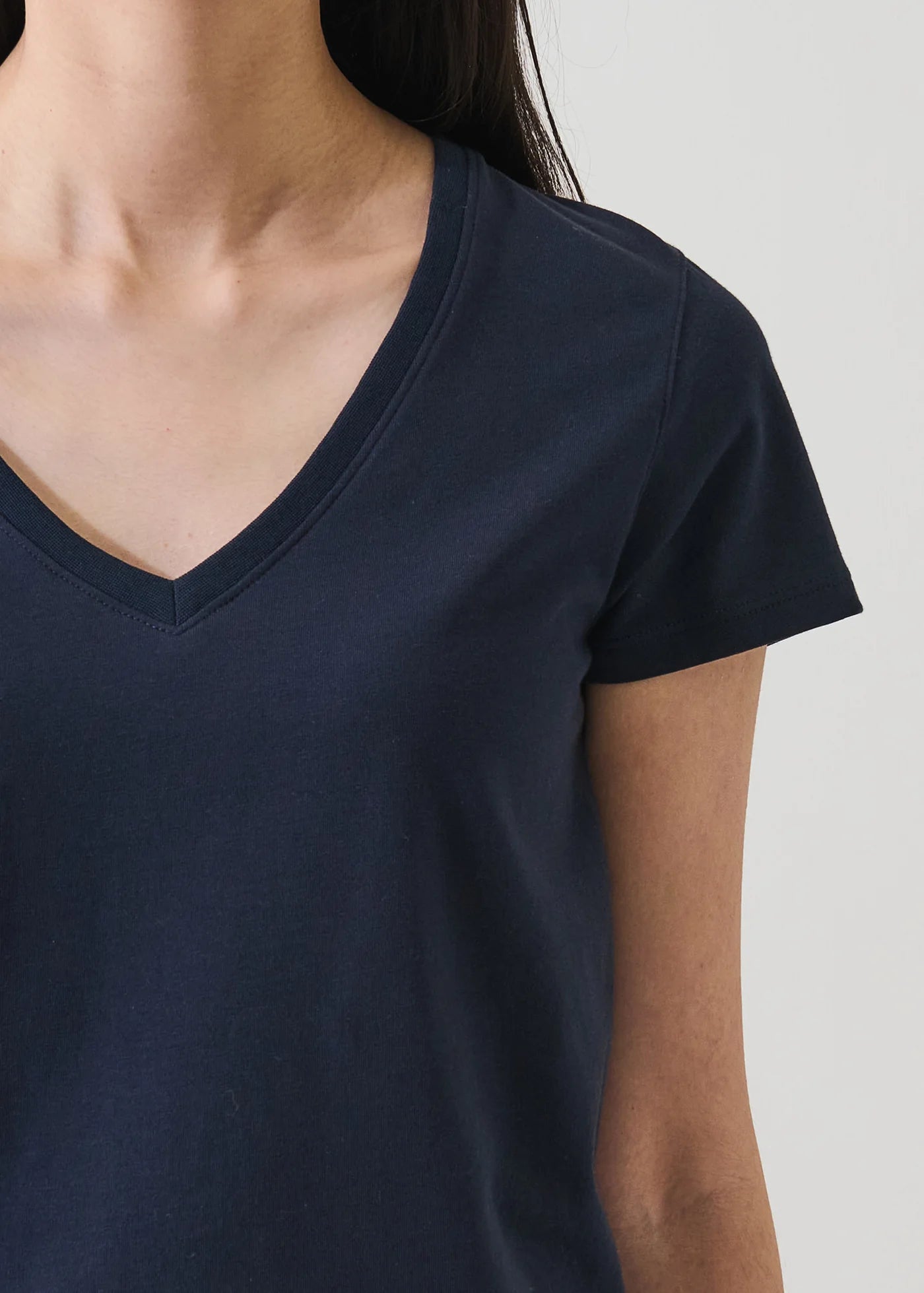 🇨🇦 Patrick Assaraf Iconic Pima Cotton Stretch Slim V-Neck T-Shirt