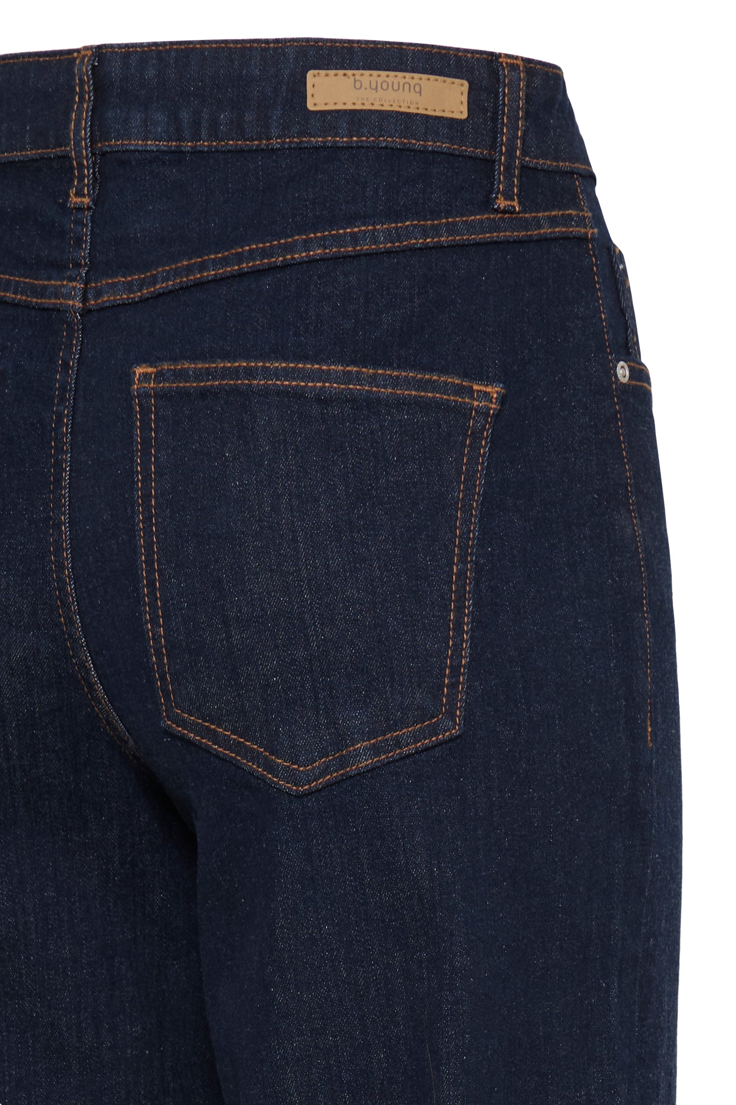B. Young Komma Hem Jeans