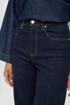 B. Young Komma Hem Jeans