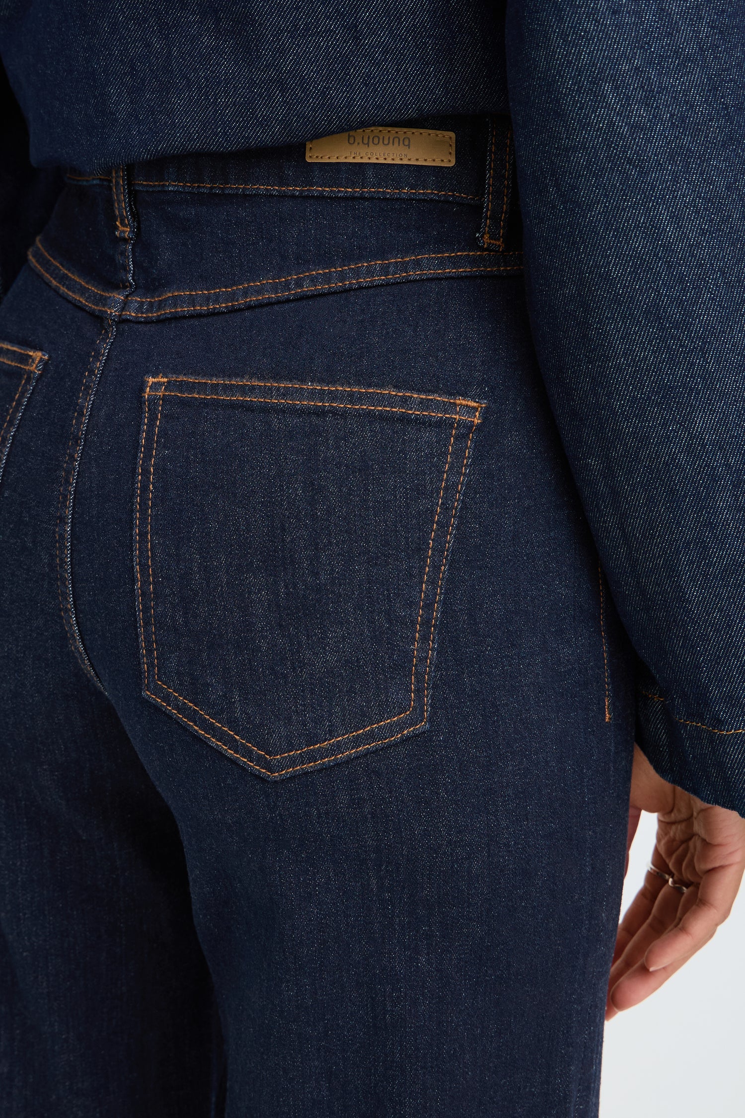 B. Young Komma Hem Jeans