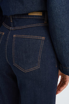 B. Young Komma Hem Jeans