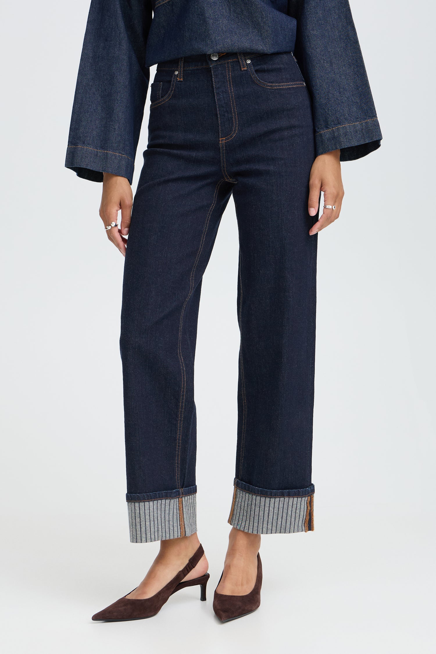 B. Young Komma Hem Jeans