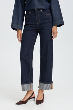 B. Young Komma Hem Jeans