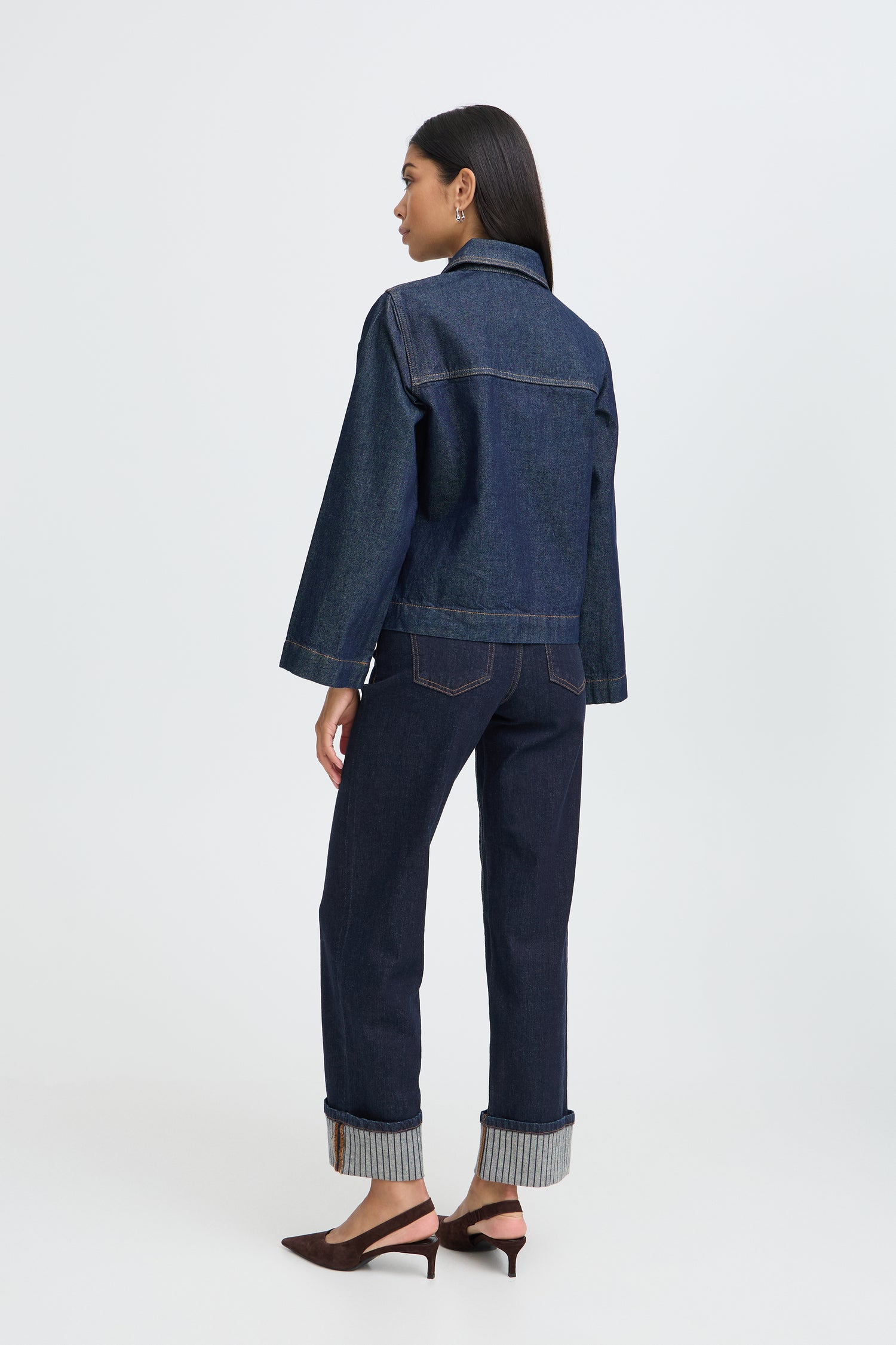 B. Young Komma Hem Jeans