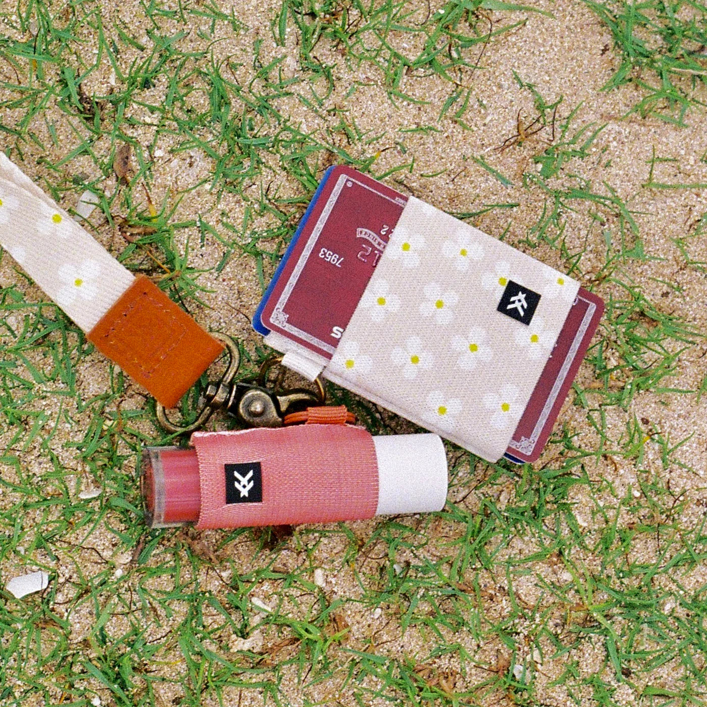 Thread Luna Beige Elastic Wallet